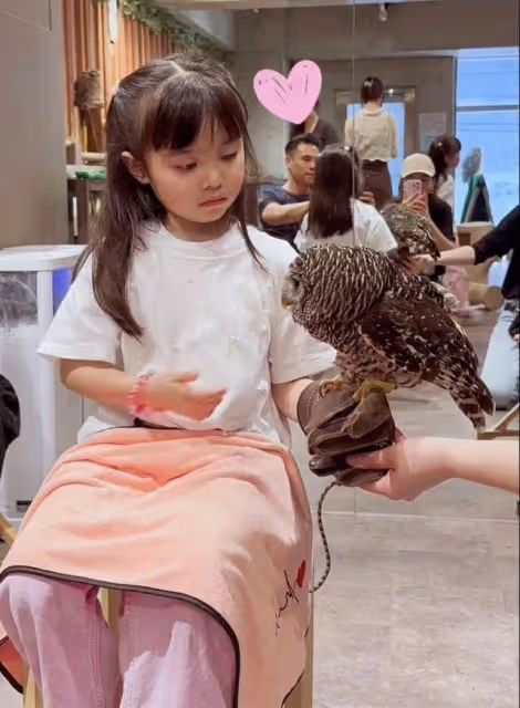 知名模特曬家人旅行照!5歲雙胞胎女兒越長越美,豪門婆婆搶鏡