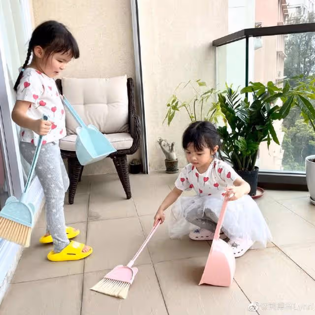 知名模特曬家人旅行照!5歲雙胞胎女兒越長越美,豪門婆婆搶鏡