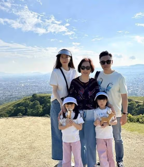知名模特曬家人旅行照!5歲雙胞胎女兒越長越美,豪門婆婆搶鏡