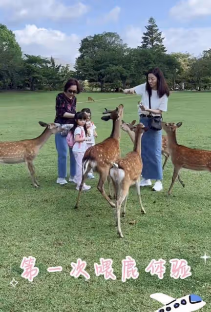 知名模特曬家人旅行照!5歲雙胞胎女兒越長越美,豪門婆婆搶鏡