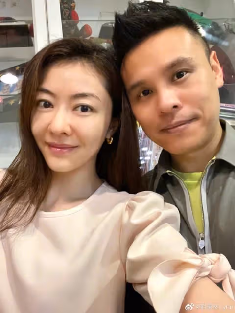 知名模特曬家人旅行照!5歲雙胞胎女兒越長越美,豪門婆婆搶鏡