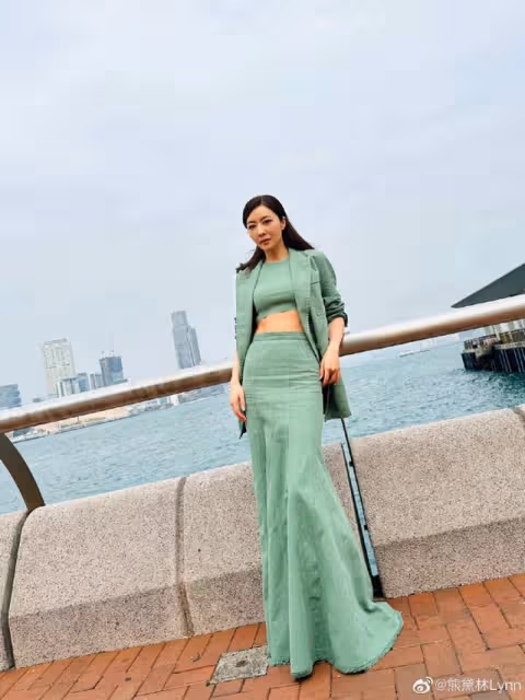 知名模特曬家人旅行照!5歲雙胞胎女兒越長越美,豪門婆婆搶鏡