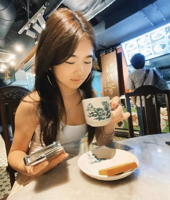 曹格12歲女兒近照，Grace穿抹胸裝過於成熟，臉蛋兒像爸身材像媽