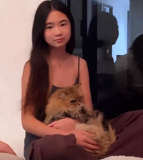曹格12歲女兒近照，Grace穿抹胸裝過於成熟，臉蛋兒像爸身材像媽