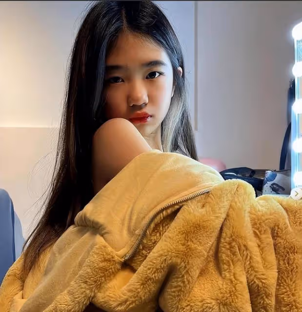 曹格12歲女兒近照，Grace穿抹胸裝過於成熟，臉蛋兒像爸身材像媽