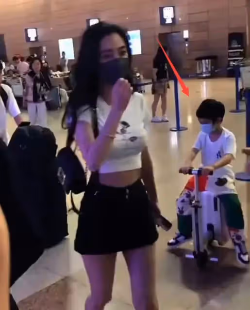 7月5日,楊穎兒子小海綿引起了熱議!腳上穿的鞋子成了最大的亮點