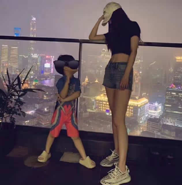 7月5日,楊穎兒子小海綿引起了熱議!腳上穿的鞋子成了最大的亮點