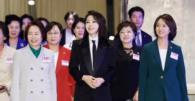 李富真腳受傷被迫營業,同框韓國第一夫人,各種小動作真性情盡顯