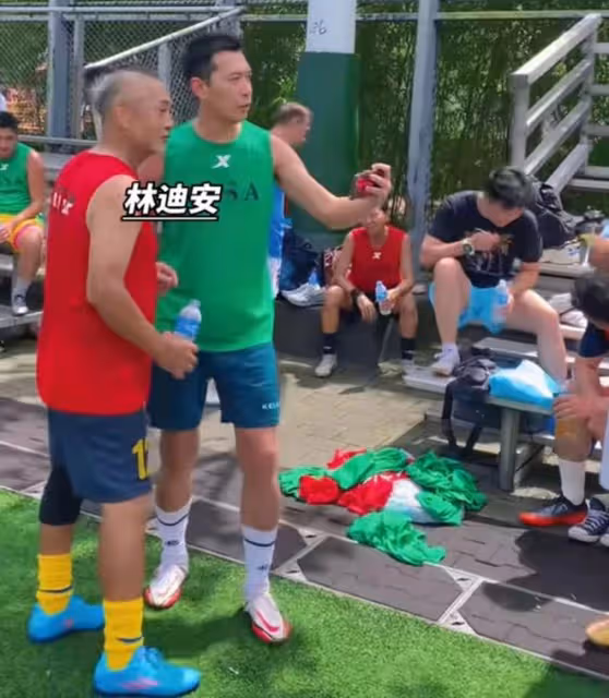 明星足球隊回港集訓！49歲視帝罕現身球場累到臉紅，8月再赴貴州