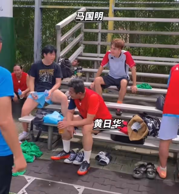 明星足球隊回港集訓！49歲視帝罕現身球場累到臉紅，8月再赴貴州