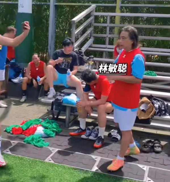 明星足球隊回港集訓！49歲視帝罕現身球場累到臉紅，8月再赴貴州