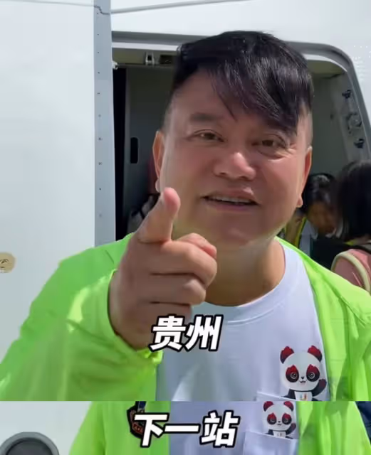 明星足球隊回港集訓！49歲視帝罕現身球場累到臉紅，8月再赴貴州