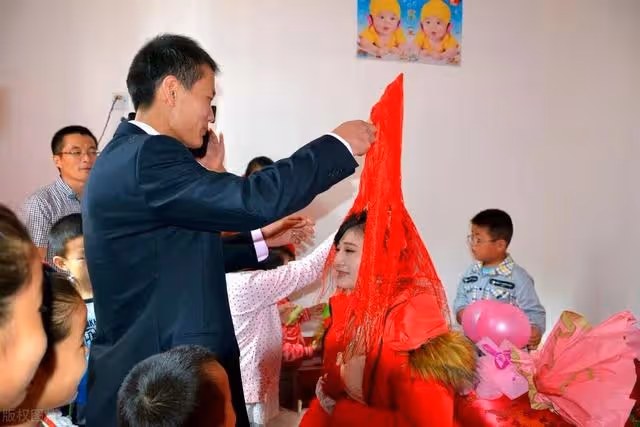 侄子結婚,作為姑姑的我隨禮8000,離開時,嫂子給我10000