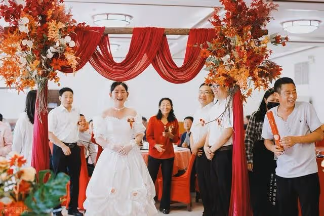 侄子結婚,作為姑姑的我隨禮8000,離開時,嫂子給我10000