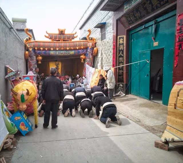 十多年不來往的叔嬸,我媽喪事沒來,如今卻提著菸酒來我家吃飯