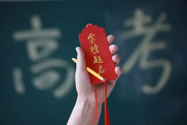 堂弟考上985,我準備給5000元買電腦,可嬸嬸卻讓我出一萬交學費