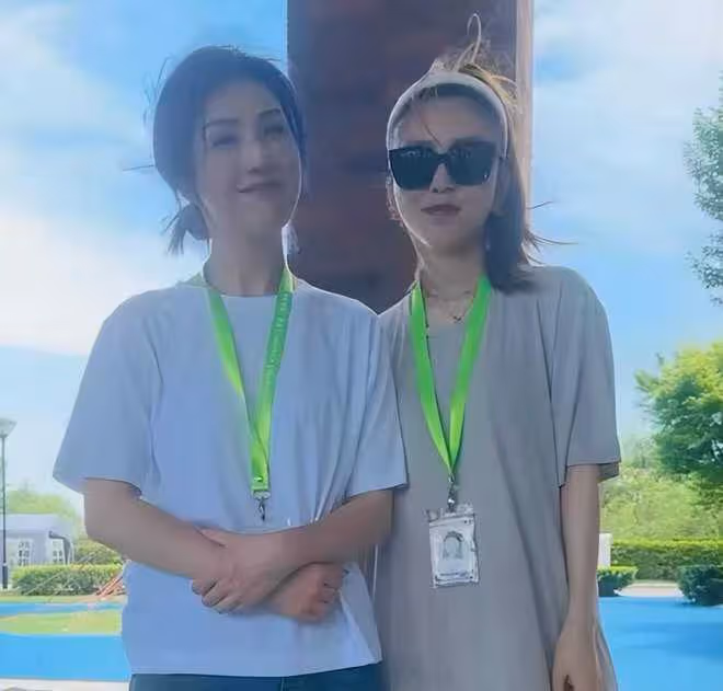 楊千嬅英國被偶遇!狂購奢侈品一頭紫發太惹眼,下月回國開演唱會