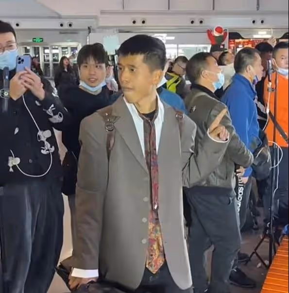 太勁爆了！唐藝收到超級求婚，男方送50億彩禮：7公司8工廠9別墅