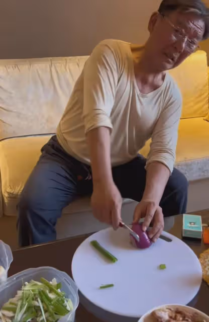 李立群在酒店房間燒火做飯,經理多次勸解無果後,被安保請出酒店
