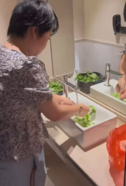 李立群在酒店房間燒火做飯,經理多次勸解無果後,被安保請出酒店