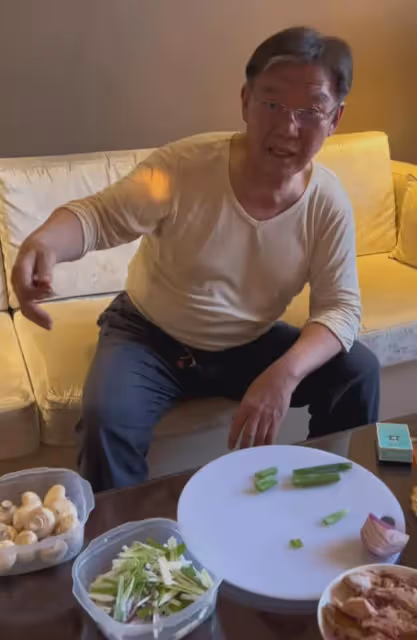 李立群在酒店房間燒火做飯，經理多次勸解無果後，被安保請出酒店