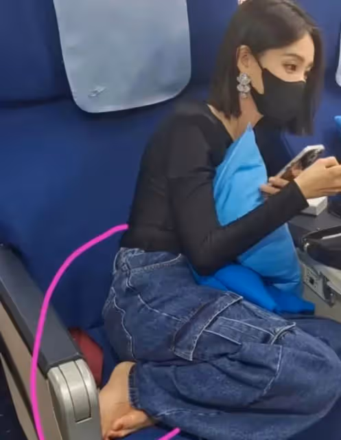 女星飛機上不雅行為引熱議,梅婷王子文更沒素質,人民日報怒批!