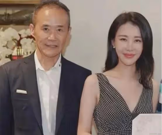 72歲王石直播模樣大變,臉型似42歲妻子田朴珺,斑禿嘴歪引人擔憂