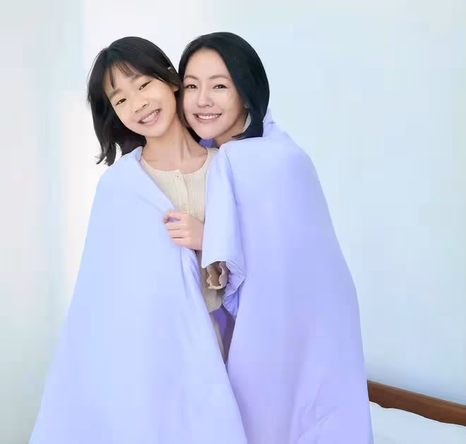小S未受風波影響帶小女兒拍廣告,許老三顏值逆襲,越長越像媽媽