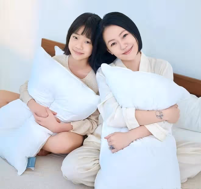 小S未受風波影響帶小女兒拍廣告,許老三顏值逆襲,越長越像媽媽