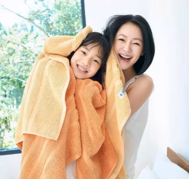 小S未受風波影響帶小女兒拍廣告,許老三顏值逆襲,越長越像媽媽