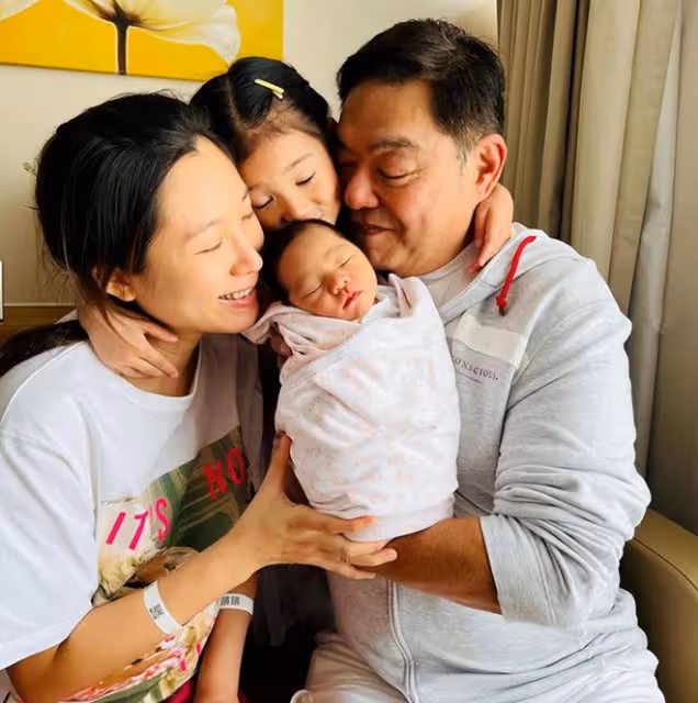 62歲富豪為兒子豪辦滿月宴!寶寶長得像36歲姐姐,乾媽何超瓊到賀