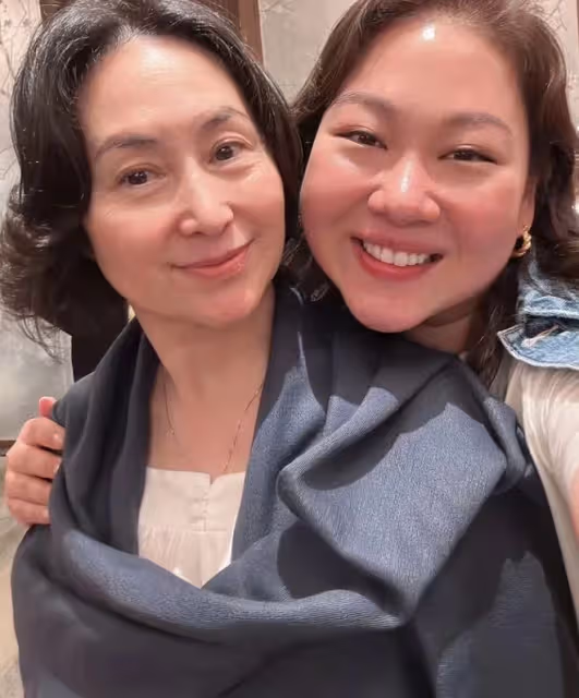62歲富豪為兒子豪辦滿月宴!寶寶長得像36歲姐姐,乾媽何超瓊到賀