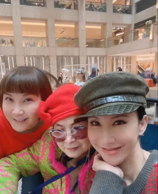 李玟彌留之際,其母一直在女兒頭頂針灸,堅持救她,場面讓人淚奔