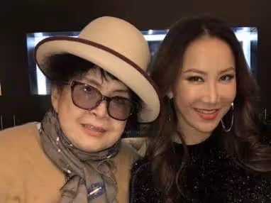 李玟彌留之際,其母一直在女兒頭頂針灸,堅持救她,場面讓人淚奔