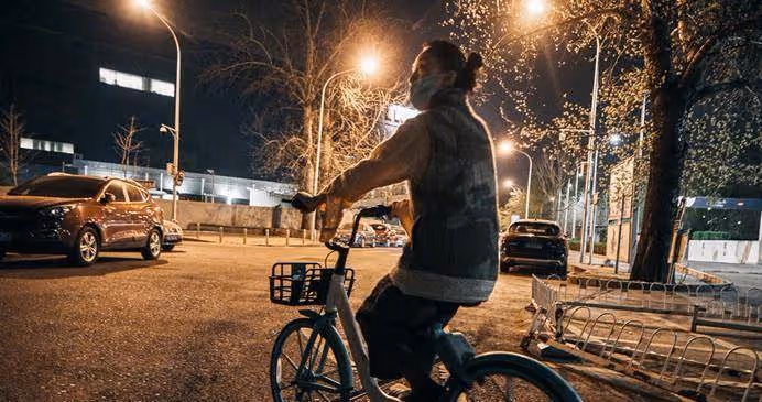 周迅首次夜間拍大片!穿牛仔馬甲配半身裙騎單車,48歲美得太瀟灑