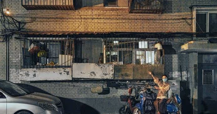 周迅首次夜間拍大片!穿牛仔馬甲配半身裙騎單車,48歲美得太瀟灑