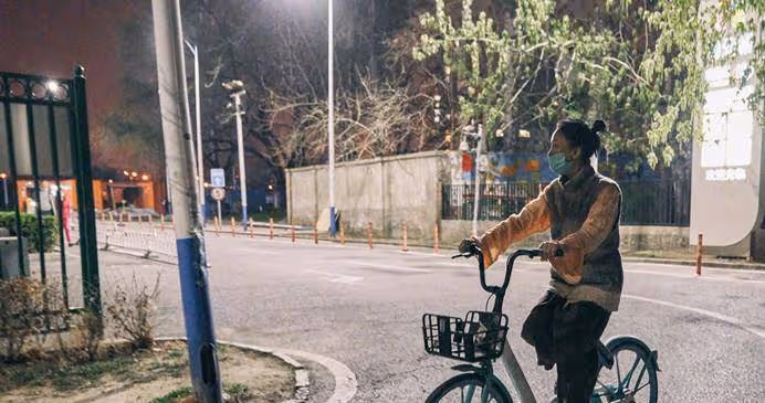 周迅首次夜間拍大片!穿牛仔馬甲配半身裙騎單車,48歲美得太瀟灑