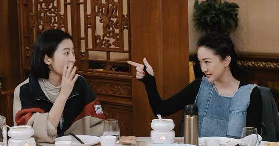 周迅首次夜間拍大片!穿牛仔馬甲配半身裙騎單車,48歲美得太瀟灑