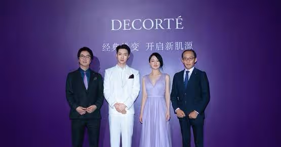 周迅首次夜間拍大片!穿牛仔馬甲配半身裙騎單車,48歲美得太瀟灑