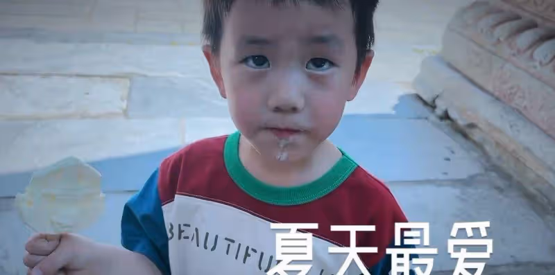 黃磊兒子正面照首次曝光,打扮乖巧吃雪糕,單眼皮模樣像爸爸