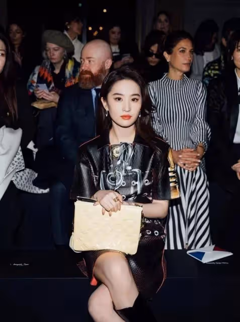 巴黎時裝周:那個用人格魅力走出一片天的女孩,現在變成這樣了…