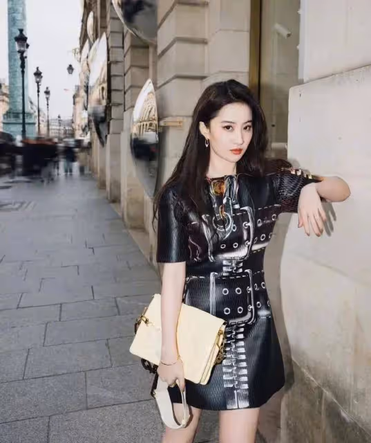 巴黎時裝周:那個用人格魅力走出一片天的女孩,現在變成這樣了…