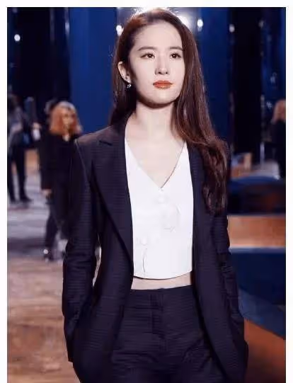 巴黎時裝周:那個用人格魅力走出一片天的女孩,現在變成這樣了…