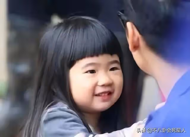 曹格12歲女兒引爭議,穿抹胸戴大耳環,星二代都走成熟風了嗎?