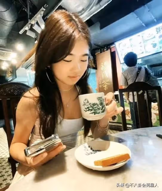 曹格12歲女兒引爭議,穿抹胸戴大耳環,星二代都走成熟風了嗎?