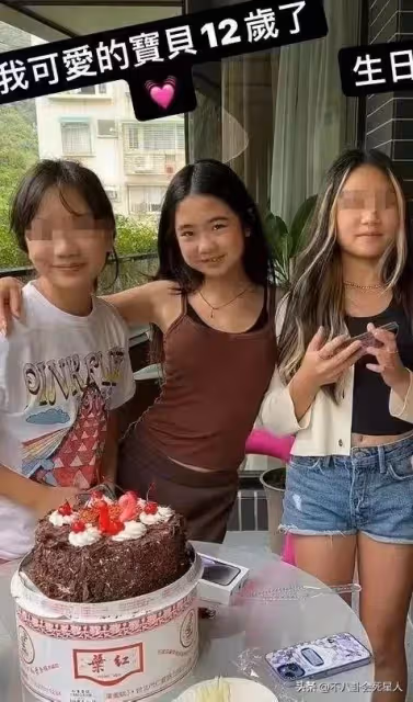 曹格12歲女兒引爭議,穿抹胸戴大耳環,星二代都走成熟風了嗎?