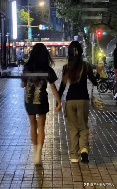 曹格12歲女兒引爭議,穿抹胸戴大耳環,星二代都走成熟風了嗎?