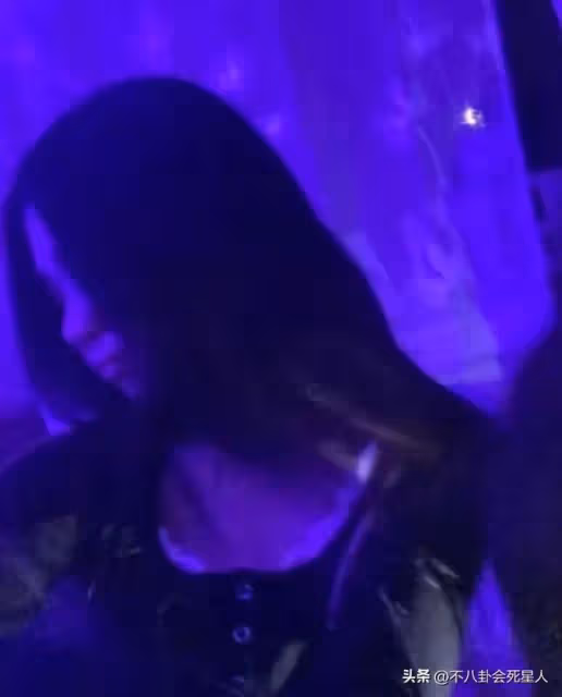 曹格12歲女兒引爭議,穿抹胸戴大耳環,星二代都走成熟風了嗎?