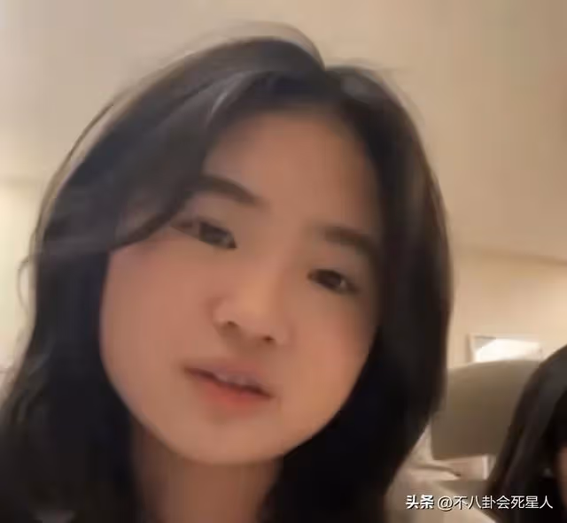 曹格12歲女兒引爭議,穿抹胸戴大耳環,星二代都走成熟風了嗎?