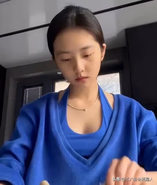 曹格12歲女兒引爭議,穿抹胸戴大耳環,星二代都走成熟風了嗎?